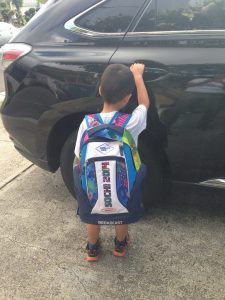 ハワイで子育て：長男学校いくよー！ソチ土産の新しいバックパックで登校です。