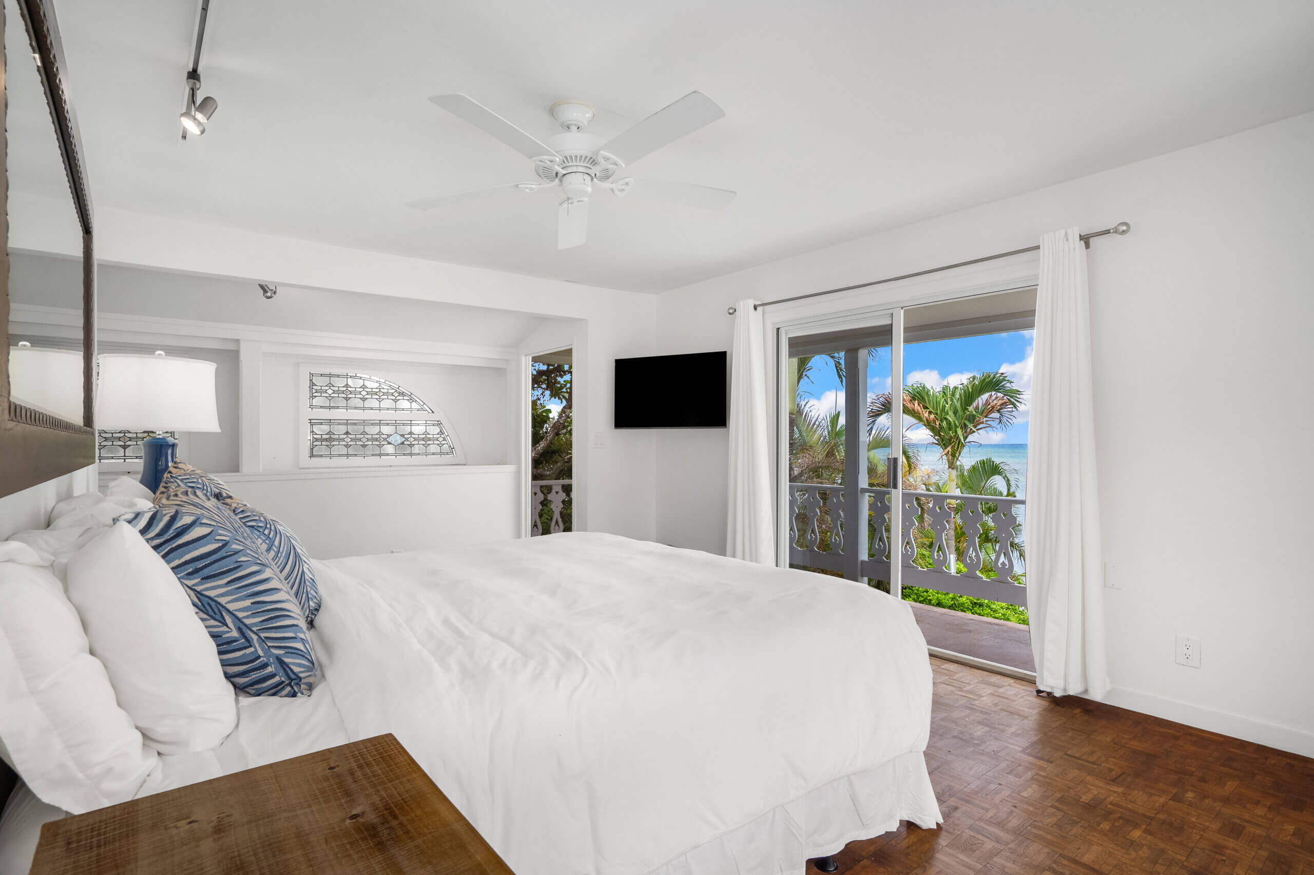 433 Portlock bedroom Featured image 4